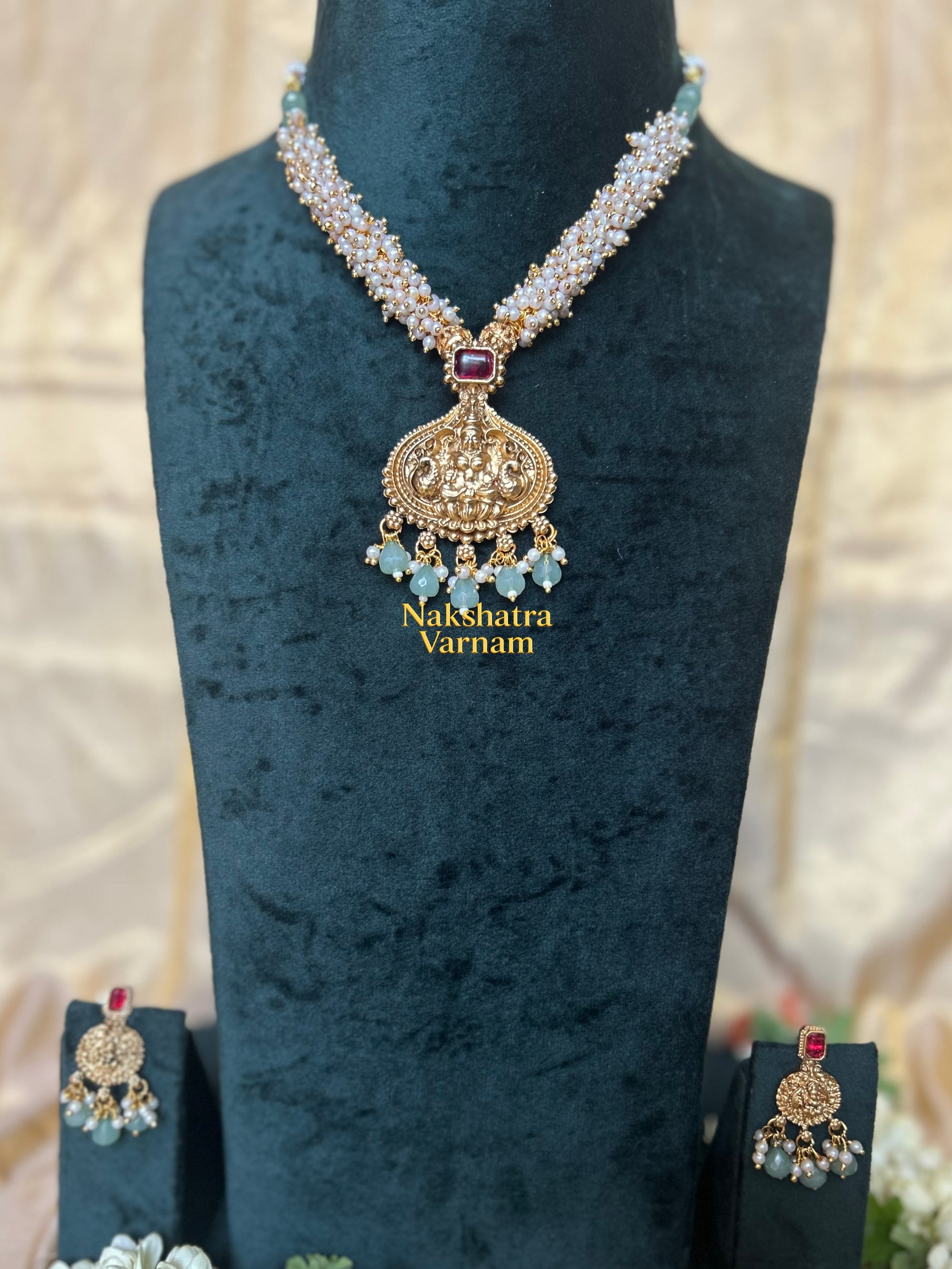 Cluster pearl neckset