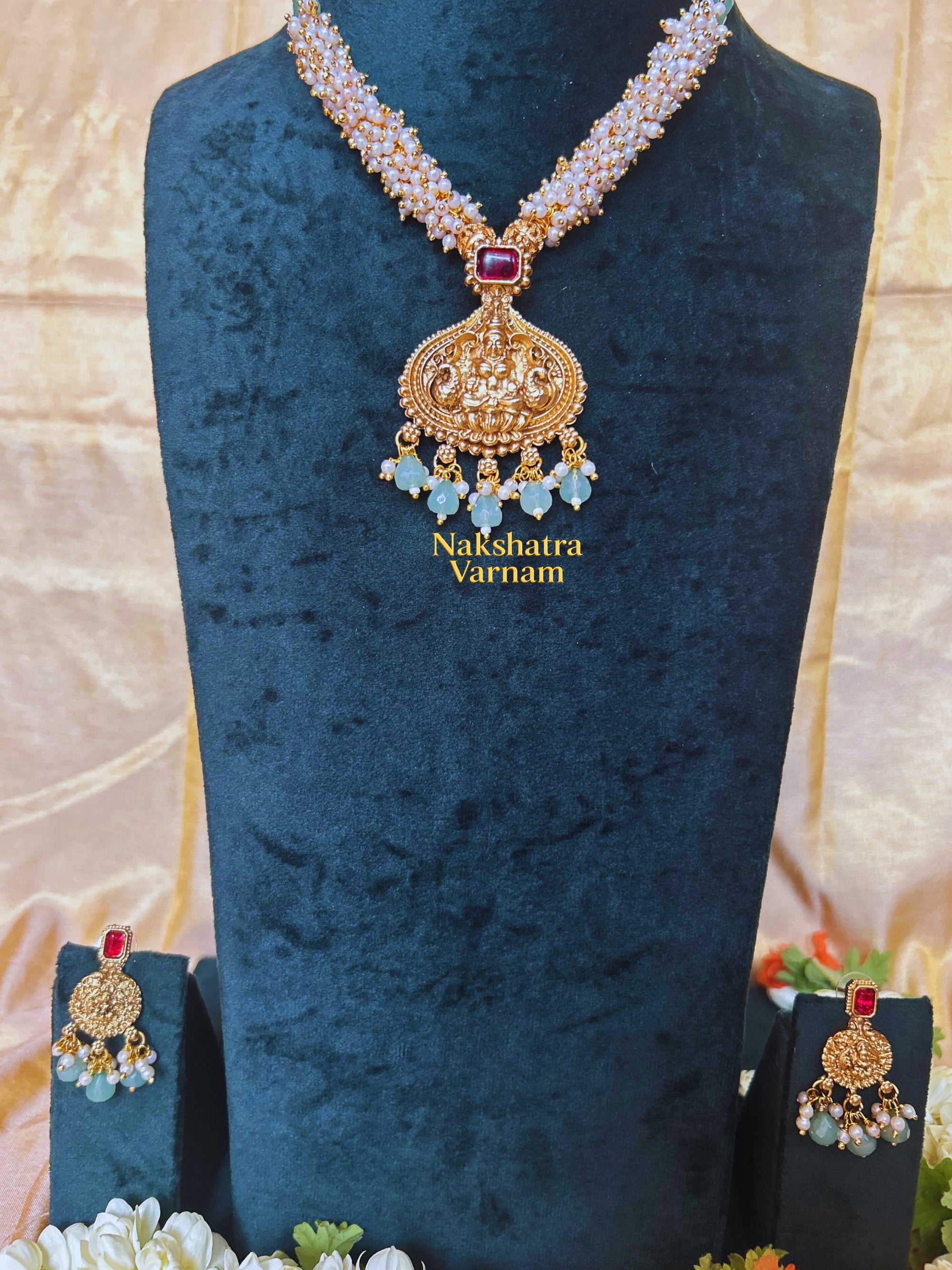 Cluster pearl neckset