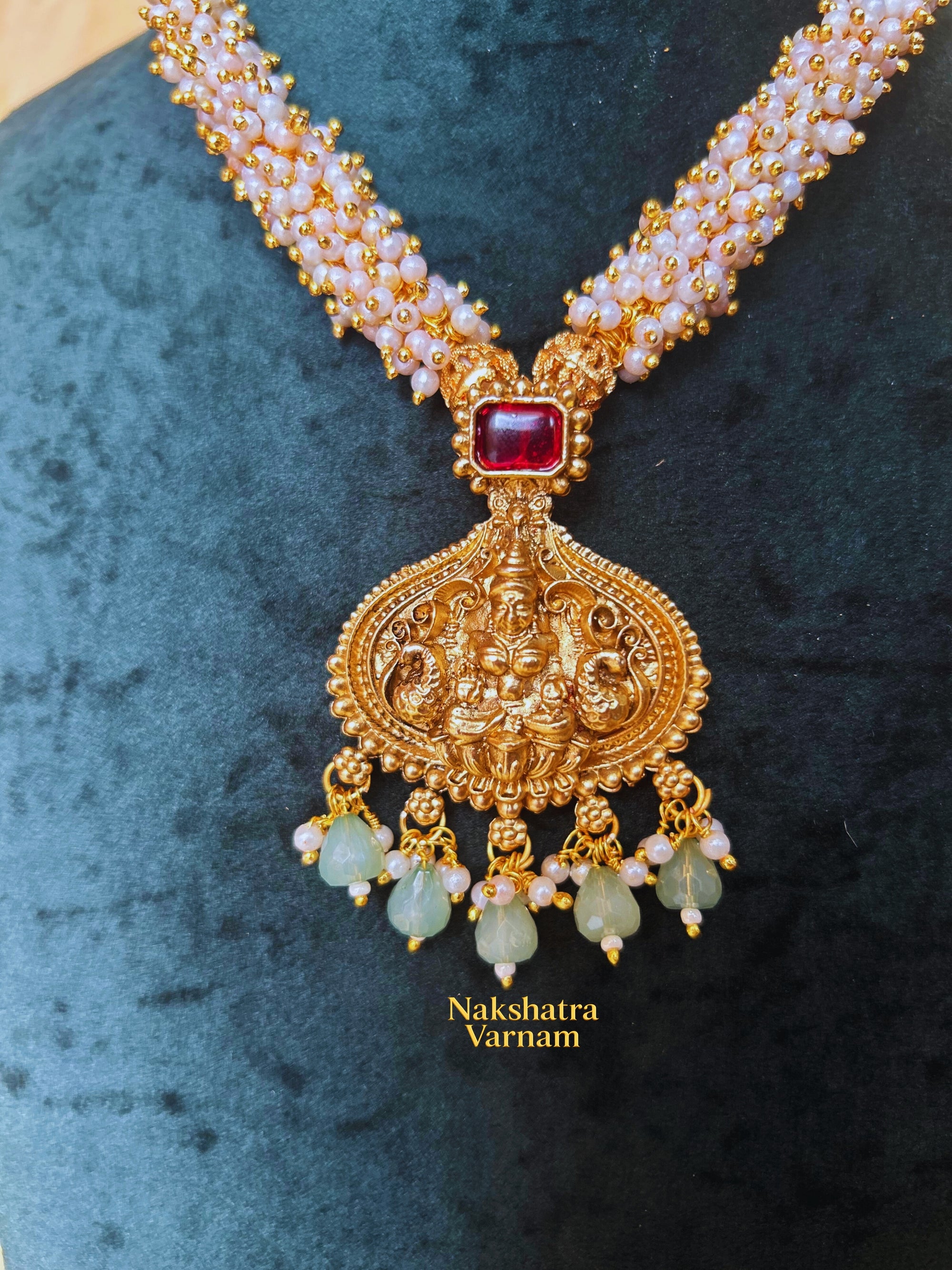 Cluster pearl neckset